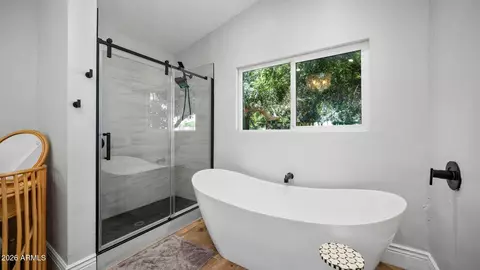 Bath - 3244 E Weldon Ave, Phoenix, AZ 85018 photo 3 of 6