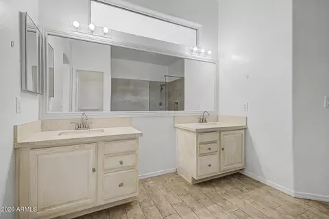 Bath - 907 E Gary Ln, Phoenix, AZ 85042 photo 3 of 6