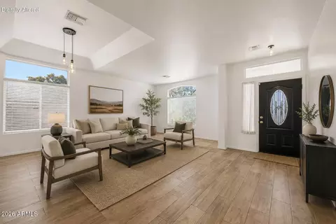 Living - 907 E Gary Ln, Phoenix, AZ 85042 photo 1 of 11