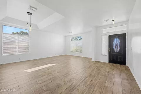 Living - 907 E Gary Ln, Phoenix, AZ 85042 photo 2 of 11