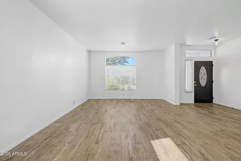 Living - 907 E Gary Ln, Phoenix, AZ 85042 photo 3 of 11