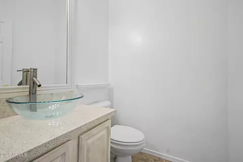 Bath - 907 E Gary Ln, Phoenix, AZ 85042 photo 2 of 6