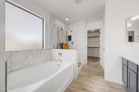 Bath - 3942 E Maplewood St, Gilbert, AZ 85297 photo 2 of 4