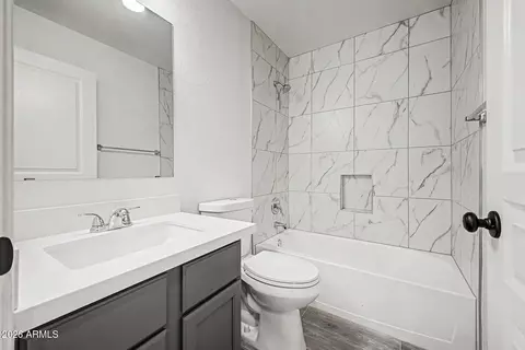 Bath - 3942 E Maplewood St, Gilbert, AZ 85297 photo 3 of 4