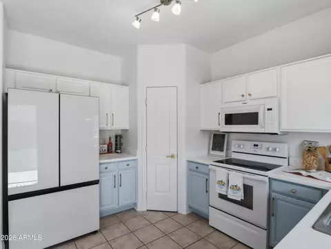Kitchen - 2588 E Ivanhoe Ct, Gilbert, AZ 85295 photo 2 of 3