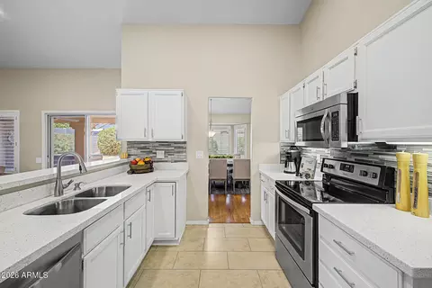 Kitchen - 4032 E Rosemonte Dr, Phoenix, AZ 85050 photo 4 of 6