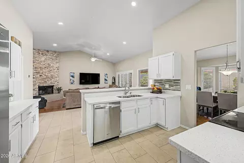 Kitchen - 4032 E Rosemonte Dr, Phoenix, AZ 85050 photo 5 of 6