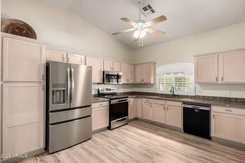 Kitchen - 2101 S Meridian Rd #301, Apache Junction, AZ 85120 photo 2 of 3
