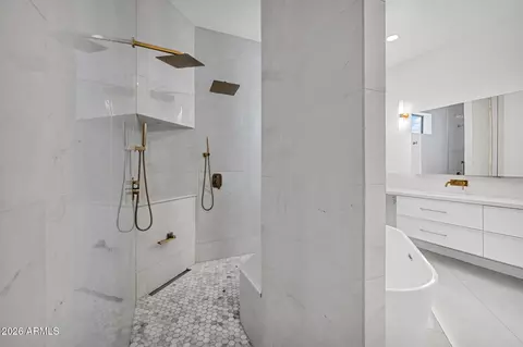 Bath - 4410 E Turney Ave, Phoenix, AZ 85018 photo 6 of 9