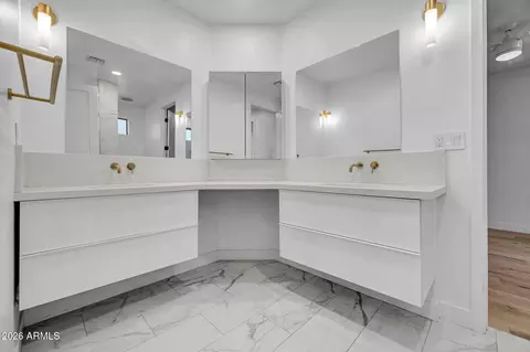 Bath - 4410 E Turney Ave, Phoenix, AZ 85018 photo 2 of 9