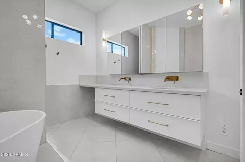 Bath - 4410 E Turney Ave, Phoenix, AZ 85018 photo 5 of 9