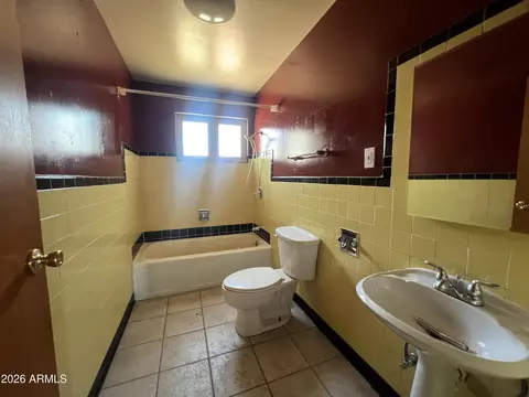 Bath - 1201 E Desert Park Ln, Phoenix, AZ 85020 photo 2 of 2
