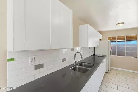 Kitchen - 3331 N 18th Ave, Phoenix, AZ 85015 photo 2 of 3