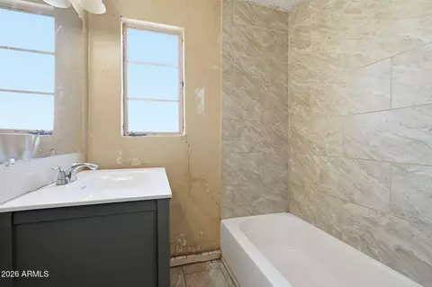 Bath - 3331 N 18th Ave, Phoenix, AZ 85015 photo 3 of 4