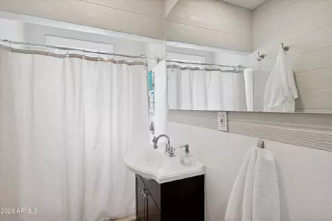 Bath - 2218 N 21st Pl, Phoenix, AZ 85006 photo 1 of 1