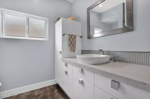 Bath - 2502 E North Ln, Phoenix, AZ 85028 photo 1 of 4