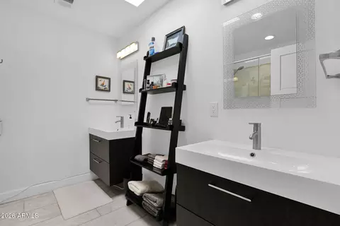 Bath - 2502 E North Ln, Phoenix, AZ 85028 photo 3 of 4