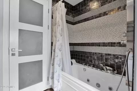 Bath - 2502 E North Ln, Phoenix, AZ 85028 photo 2 of 4