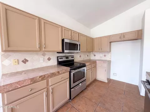 Kitchen - 3549 E Rocky Slope Dr, Phoenix, AZ 85044 photo 4 of 5