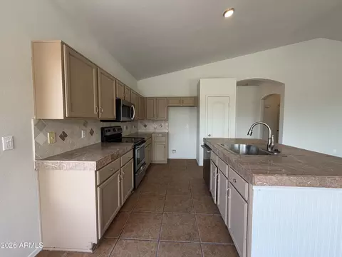Kitchen - 3549 E Rocky Slope Dr, Phoenix, AZ 85044 photo 3 of 5