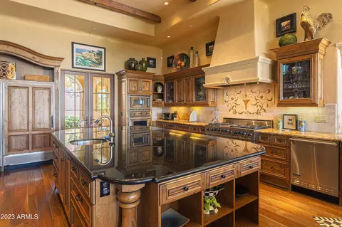 Kitchen - 4836 E White Gates Dr, Phoenix, AZ 85018 photo 2 of 6