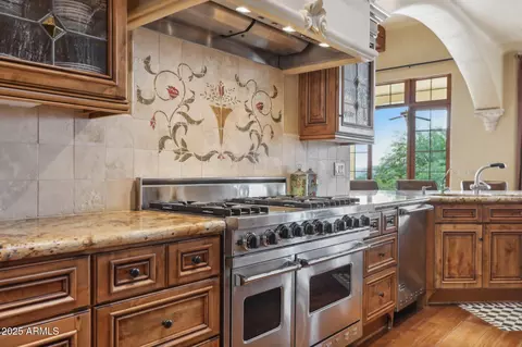 Kitchen - 4836 E White Gates Dr, Phoenix, AZ 85018 photo 5 of 6