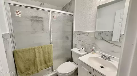 Bath - 6433 W Fairmount Ave, Phoenix, AZ 85033 photo 1 of 1