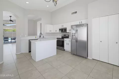 Kitchen - 1253 S Colonial Dr, Gilbert, AZ 85296 photo 3 of 4