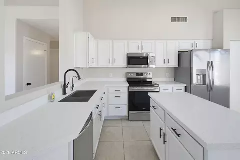 Kitchen - 1253 S Colonial Dr, Gilbert, AZ 85296 photo 2 of 4