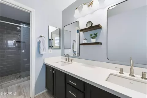Bath - 4383 E Morrow Dr, Phoenix, AZ 85050 photo 4 of 4