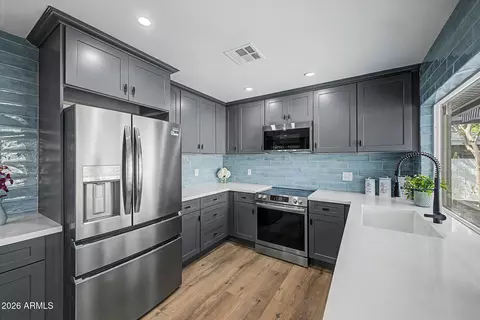 Kitchen - 2818 E Malapai Dr, Phoenix, AZ 85028 photo 2 of 4