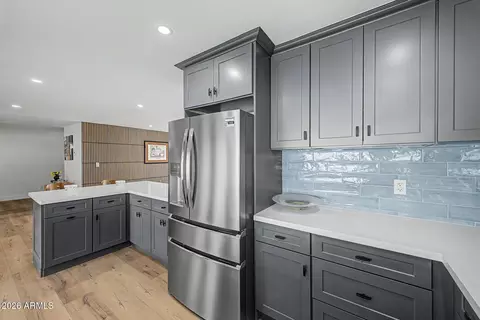 Kitchen - 2818 E Malapai Dr, Phoenix, AZ 85028 photo 4 of 4