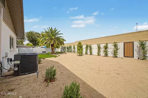 Exterior - 2818 E Malapai Dr, Phoenix, AZ 85028 photo 8 of 10