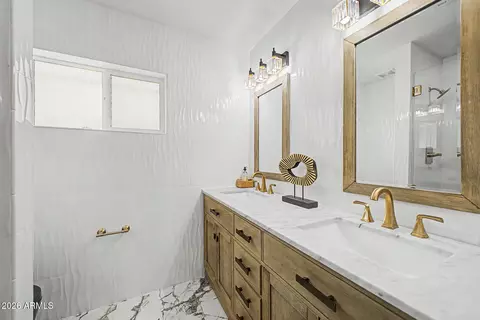 Bath - 2818 E Malapai Dr, Phoenix, AZ 85028 photo 4 of 4