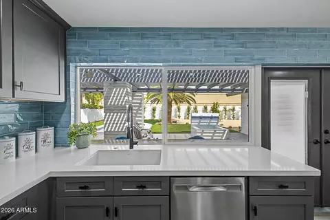 Kitchen - 2818 E Malapai Dr, Phoenix, AZ 85028 photo 3 of 4