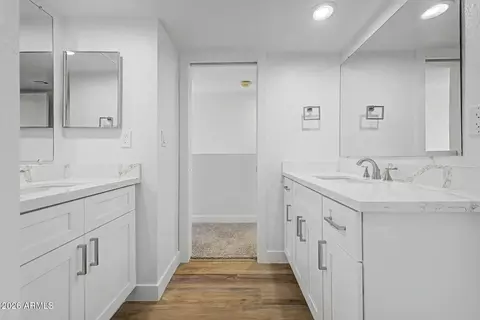 Bath - 1238 E Vogel Ave #2, Phoenix, AZ 85020 photo 4 of 6