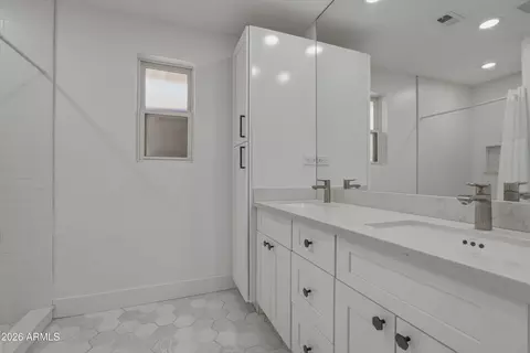 Bath - 5146 N 18th St, Phoenix, AZ 85016 photo 1 of 2