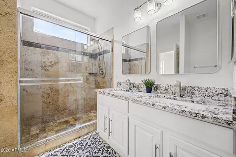 Bath - 1401 E Malapai Dr, Phoenix, AZ 85020 photo 2 of 3