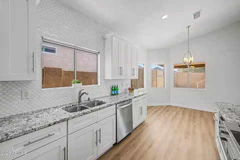 Kitchen - 1401 E Malapai Dr, Phoenix, AZ 85020 photo 2 of 4