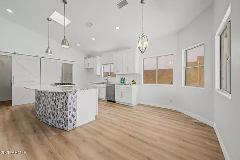 Kitchen - 1401 E Malapai Dr, Phoenix, AZ 85020 photo 4 of 4