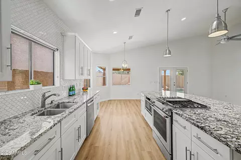 Kitchen - 1401 E Malapai Dr, Phoenix, AZ 85020 photo 1 of 4