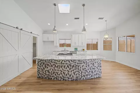 Kitchen - 1401 E Malapai Dr, Phoenix, AZ 85020 photo 3 of 4