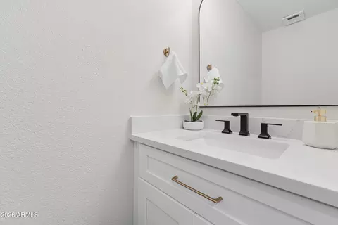 Bath - 3541 W Dailey St, Phoenix, AZ 85053 photo 4 of 4