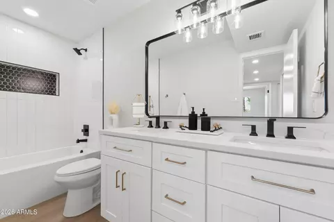 Bath - 3541 W Dailey St, Phoenix, AZ 85053 photo 1 of 4