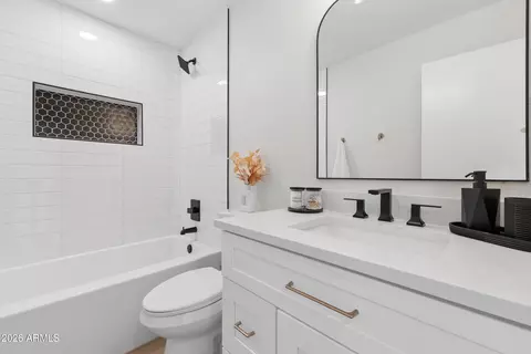 Bath - 3541 W Dailey St, Phoenix, AZ 85053 photo 3 of 4