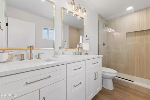 Bath - 3541 W Dailey St, Phoenix, AZ 85053 photo 2 of 4