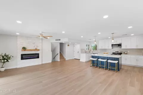 Living - 3541 W Dailey St, Phoenix, AZ 85053 photo 4 of 10