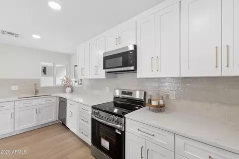 Kitchen - 3541 W Dailey St, Phoenix, AZ 85053 photo 2 of 7