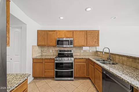 Kitchen - 3301 E Marconi Ave, Phoenix, AZ 85032 photo 3 of 4