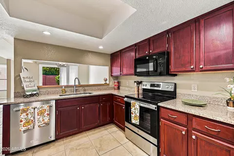 Kitchen - 4207 E Jojoba Rd, Phoenix, AZ 85044 photo 3 of 5